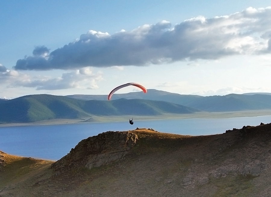 siklóernyőzés a Terhin Tsagaan Nuur felett siklóernyőzés a Terhin Tsagaan Nuur felett