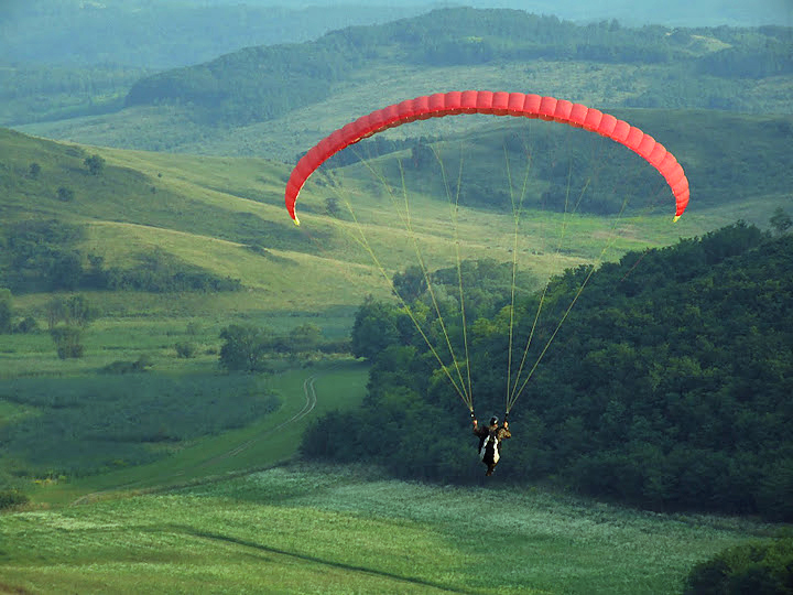 az első kisdombos repülés élménye - siklóernyős oktatás az első kisdombos repülés élménye - siklóernyős oktatás